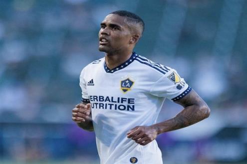 3 أندية سعودية تتنافس لضم دوجلاس كوستا